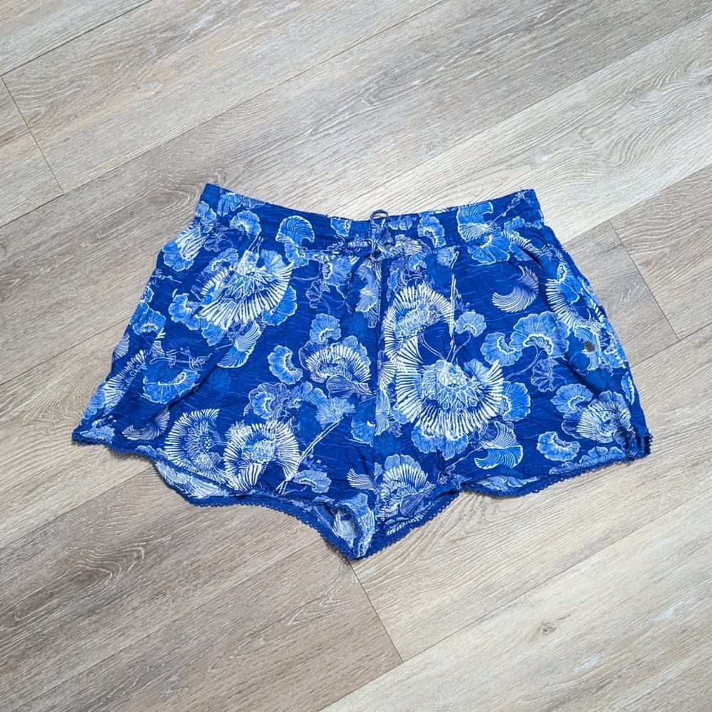 Roxy light flowy shorts Blue ginkgo leaf flower pattern Size M
